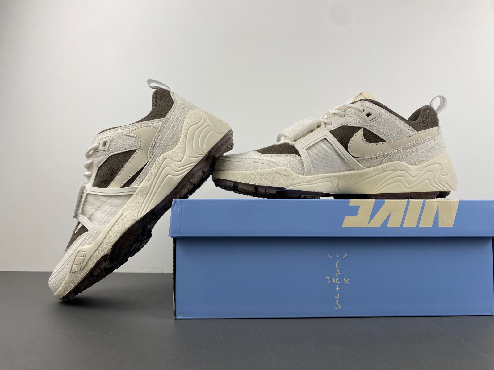 Nike Zoom Field Jaxx SP Travis Scott Sail HQ3061-102