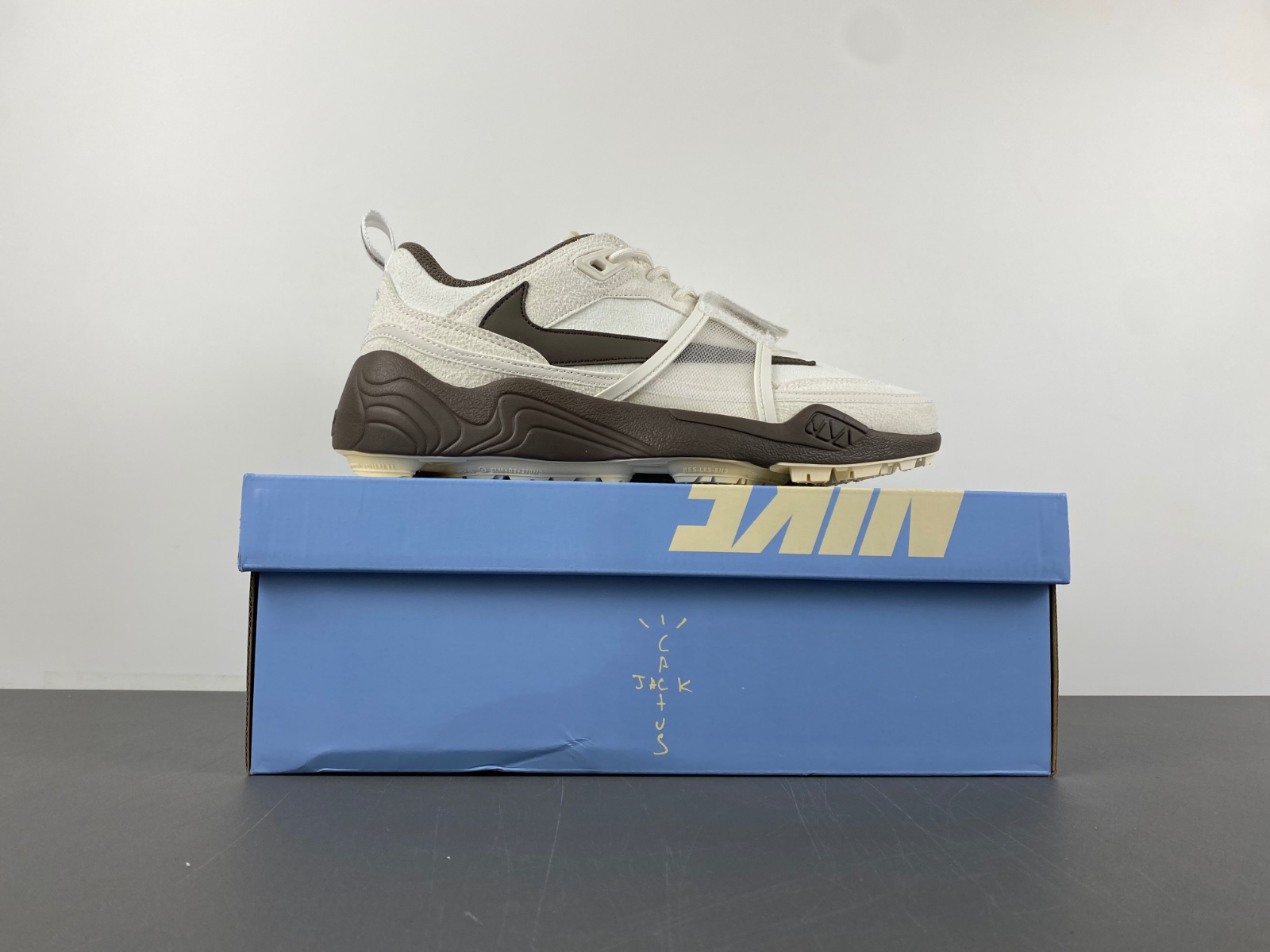 Nike Travis Scott x Nike Zoom Field Jaxx HQ3061-101