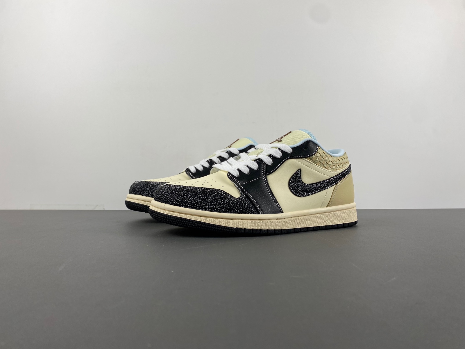 Air Jordan 1 Low HQ3437-101