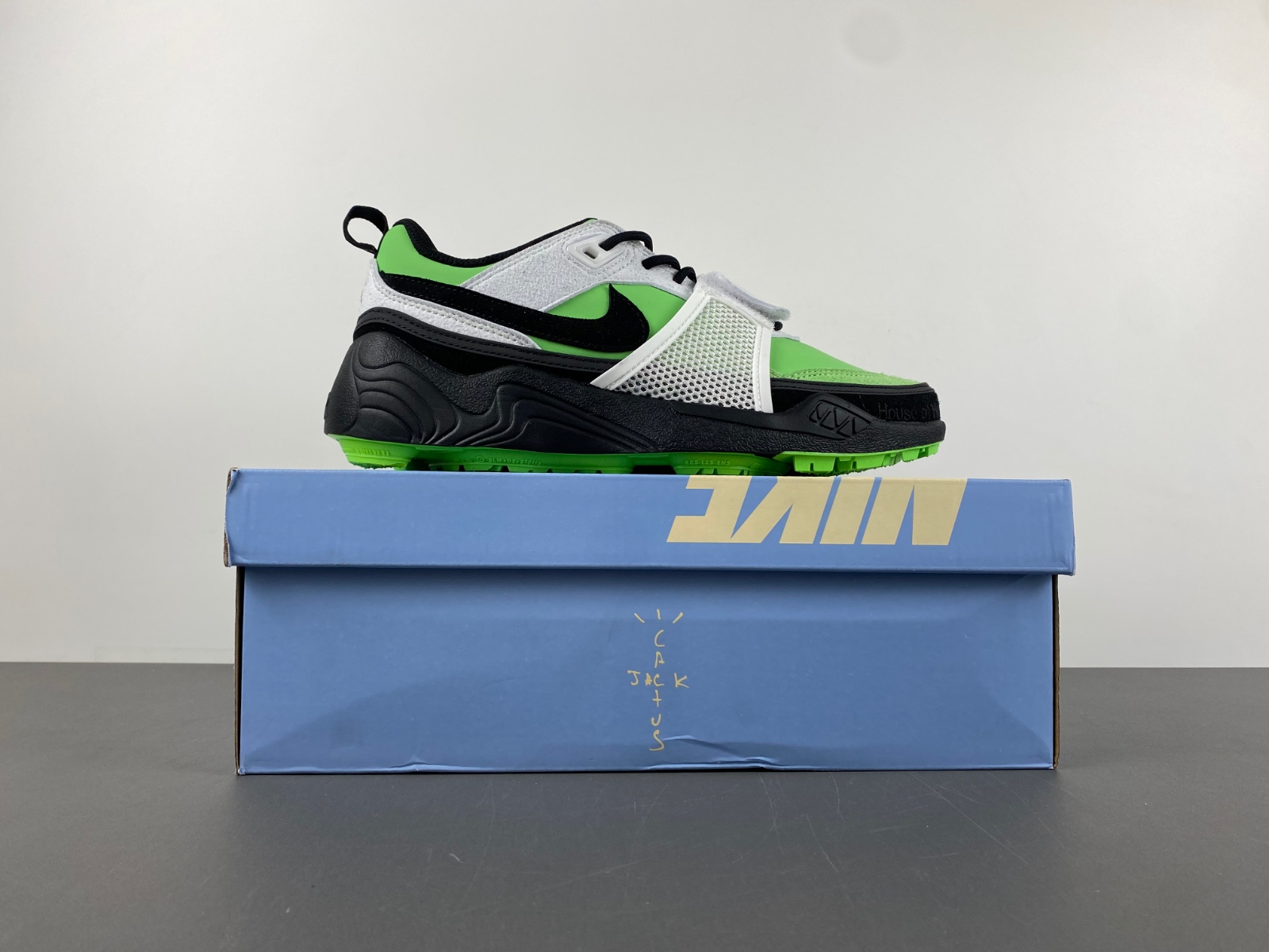 Nike Travis Scott x Nike Zoom Field Jaxx HQ3061-104