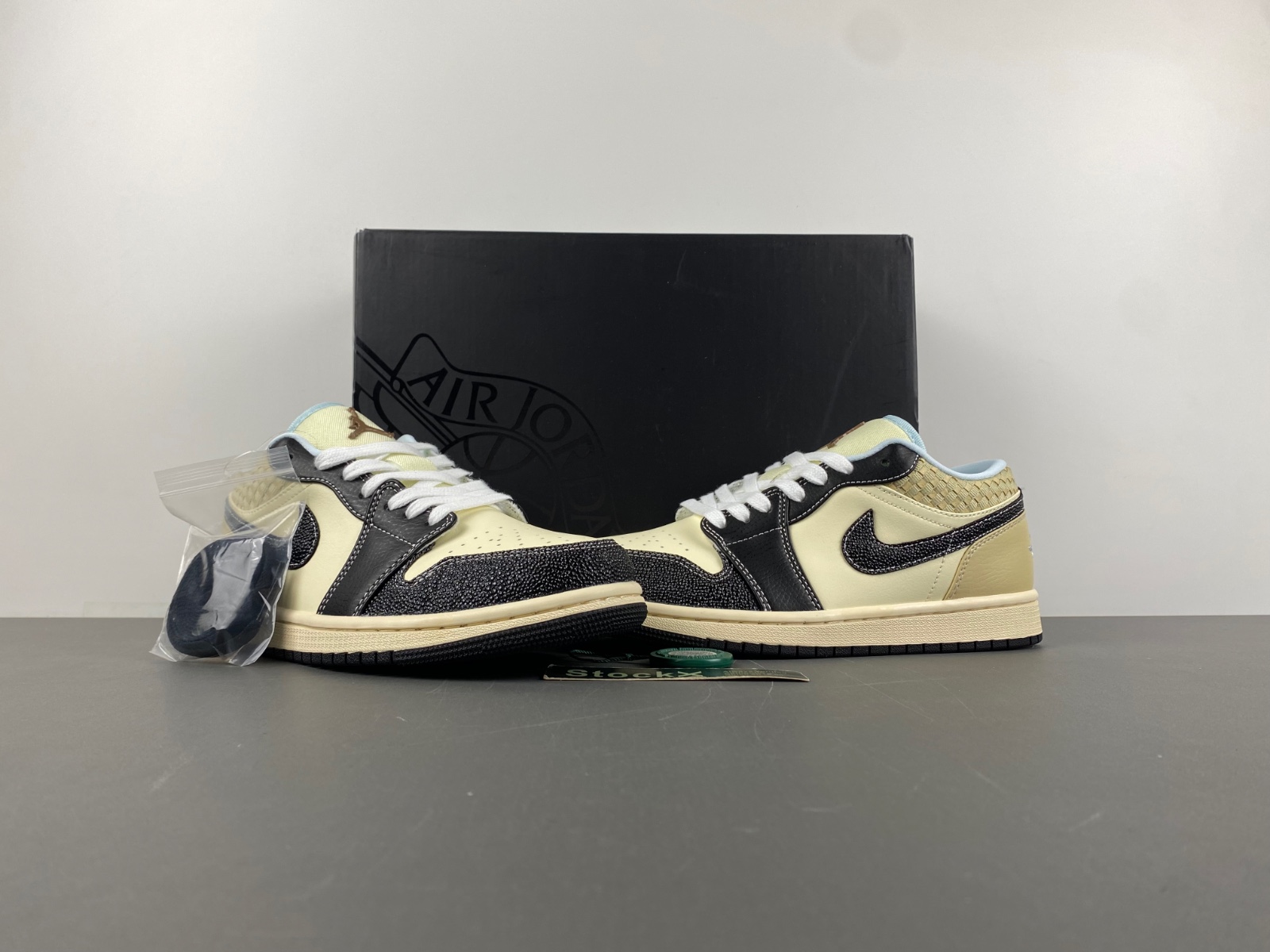 Air Jordan 1 Low HQ3437-101