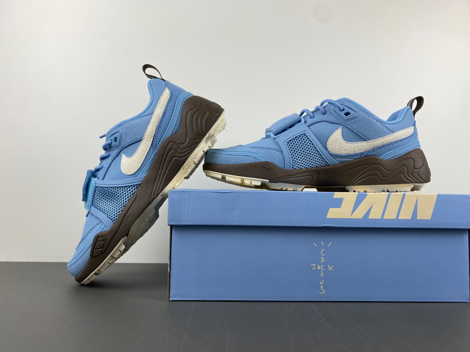 Nike Travis Scott x Nike Zoom Field Jaxx HQ3072-400