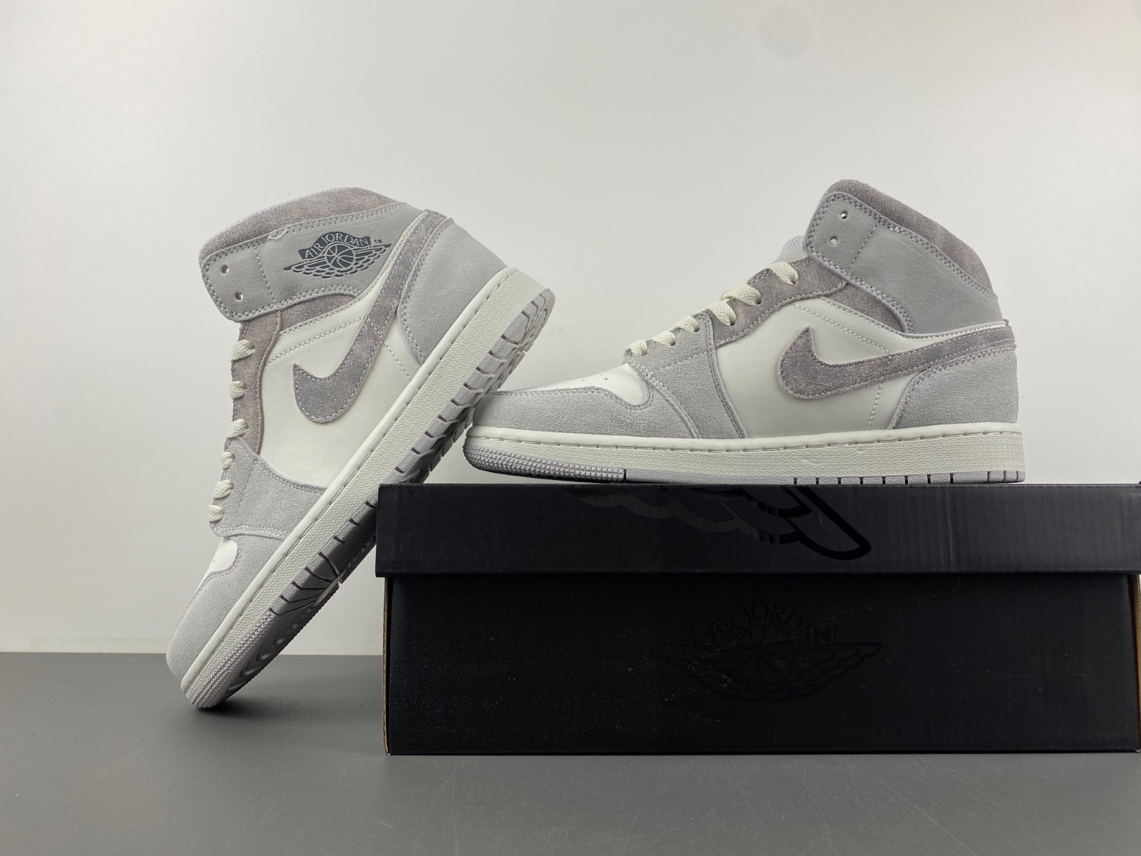 Wmns Jordan 1 Mid  FQ7720-002