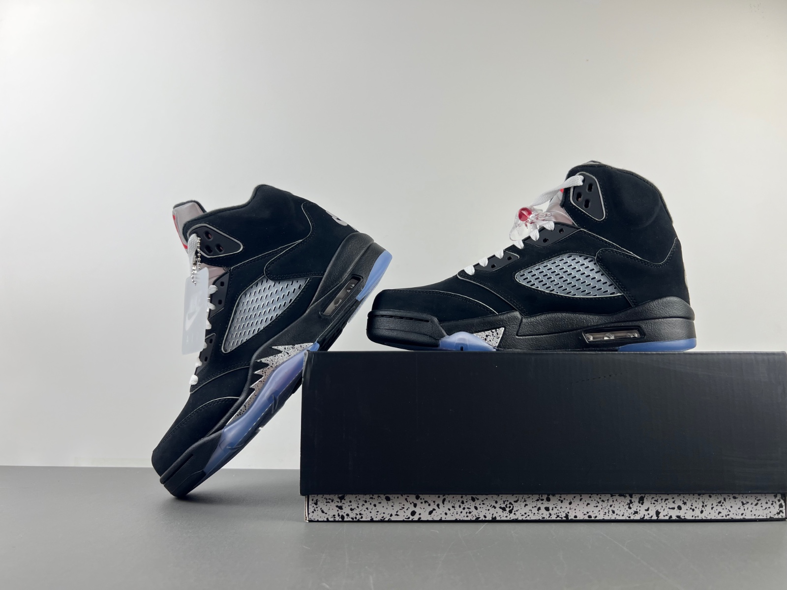 Air Jordan 5 “Black Metallic Reimagined”HF3975-001