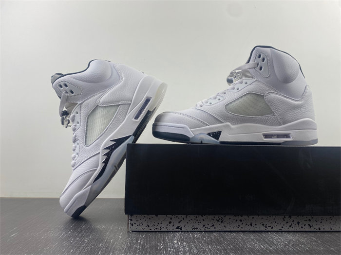 AIR JORDAN 5 RETRO 'WHITE BLACK'  DD0587-110