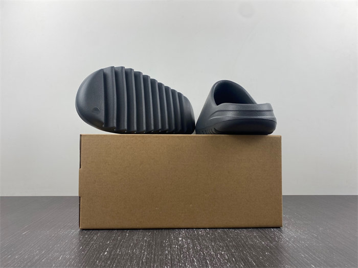 adidas YEEZY SLIDE ID2350