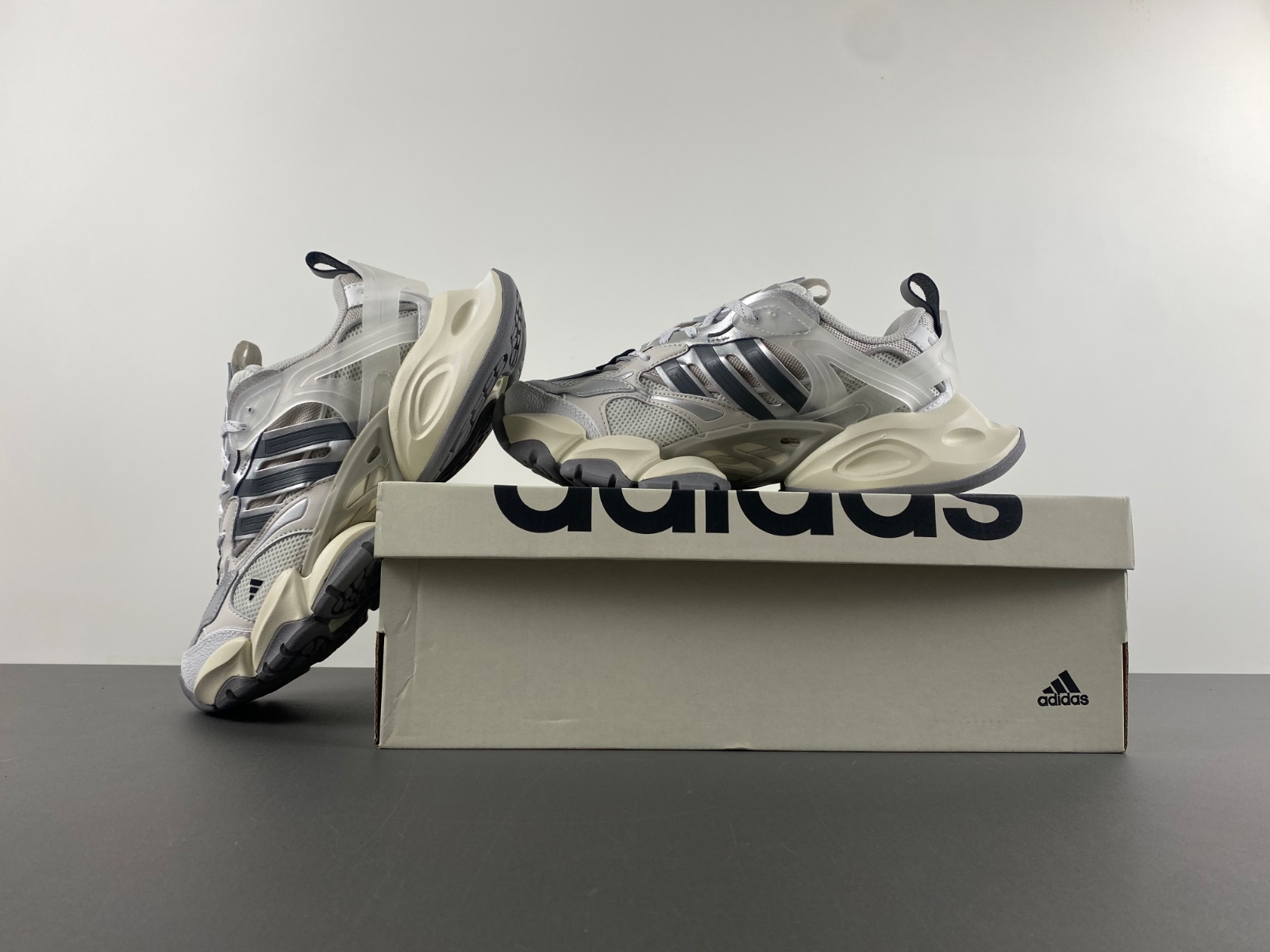 adidas XLG RUNNER DELUXE JP5761