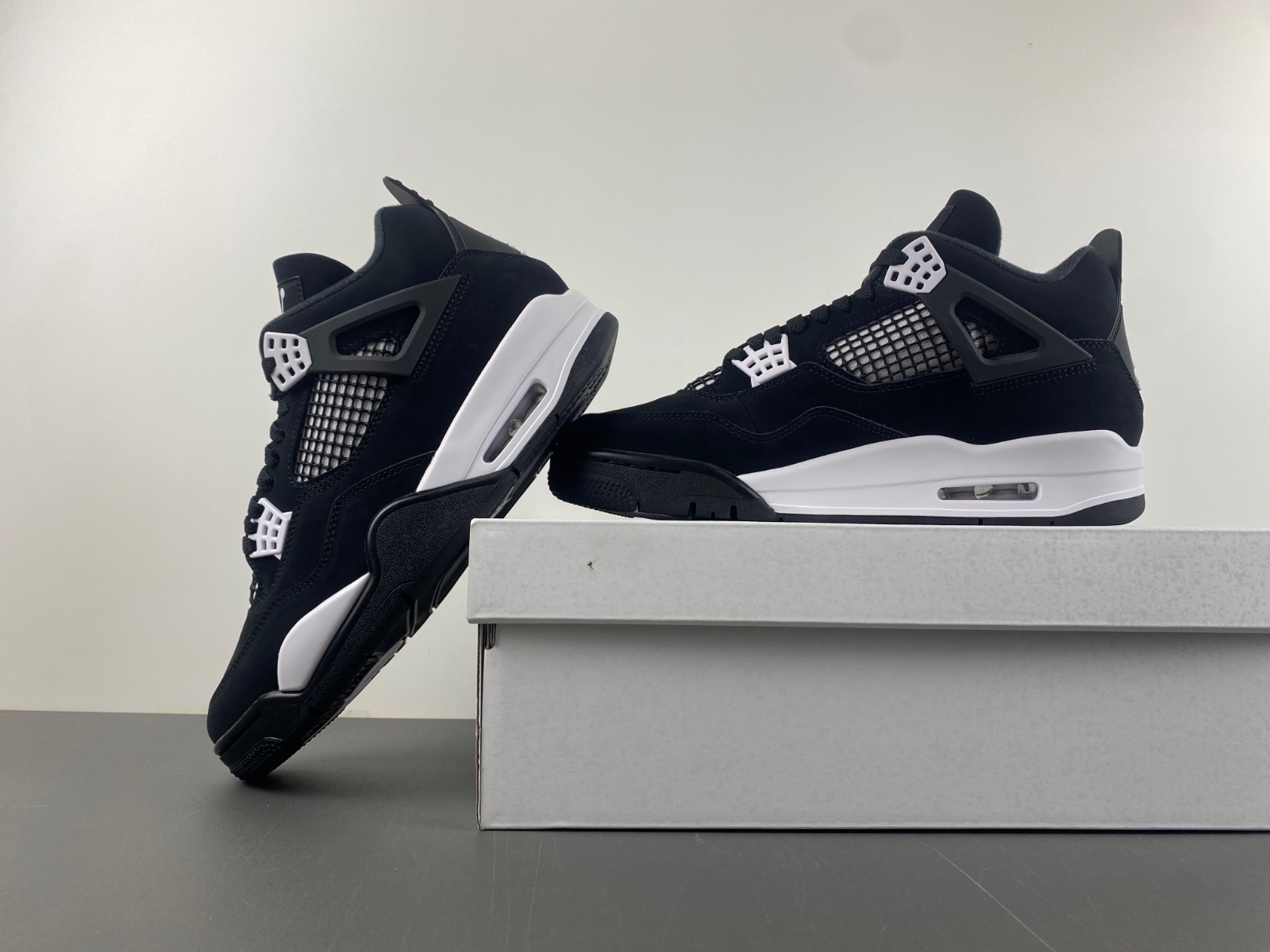 AIR JORDAN 4 RETRO 'WHITE THUNDER' FQ8138-001