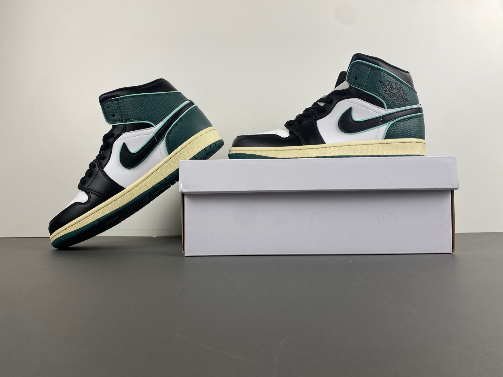 AIR JORDAN 1 MID SE 