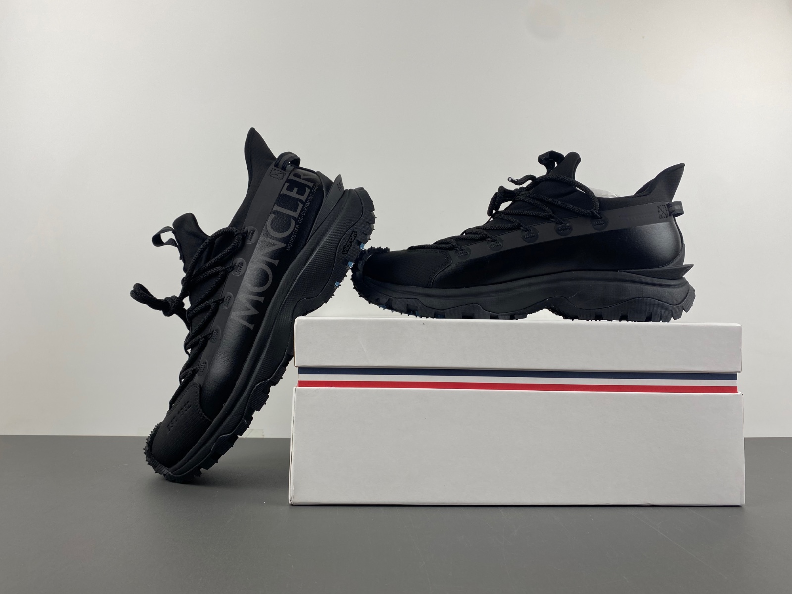 Moncle All black grey