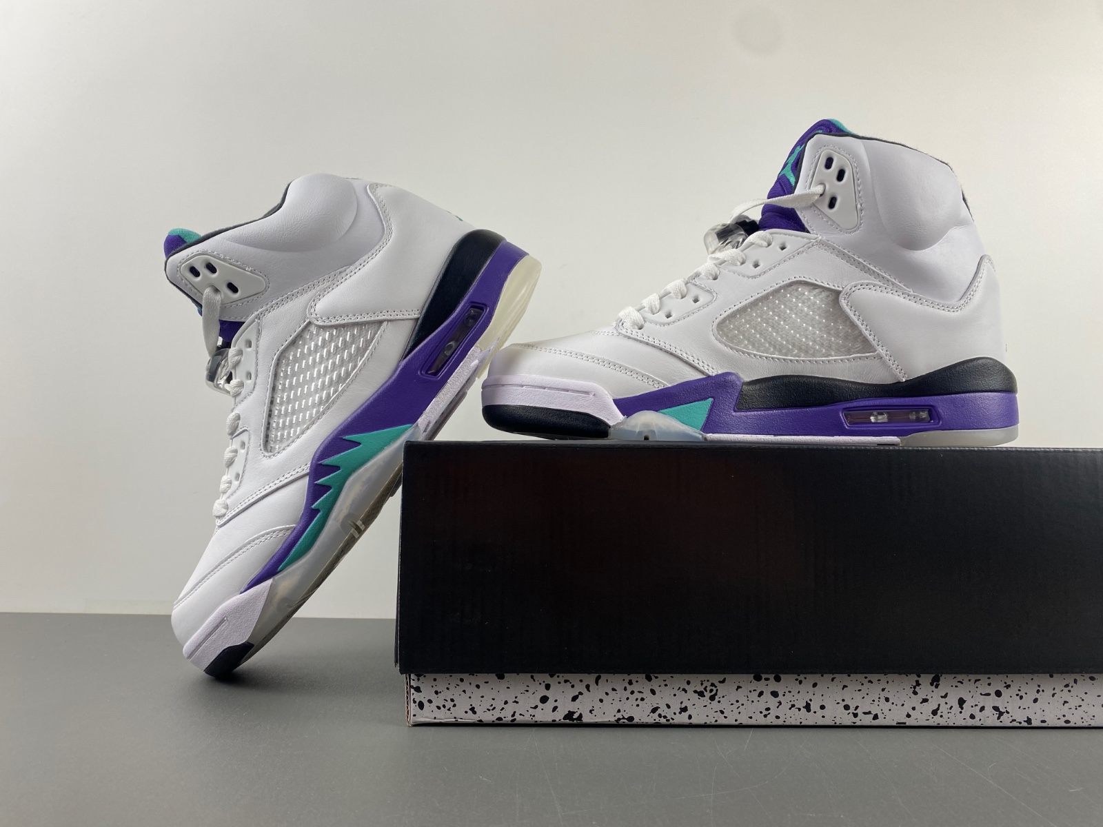 r Jordan 5 Retro 'Grape'  136027-108