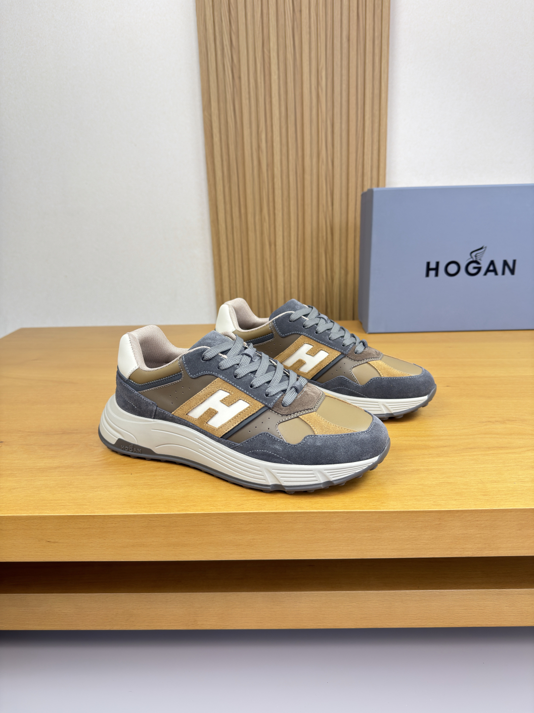 HOGAN Sneakers
