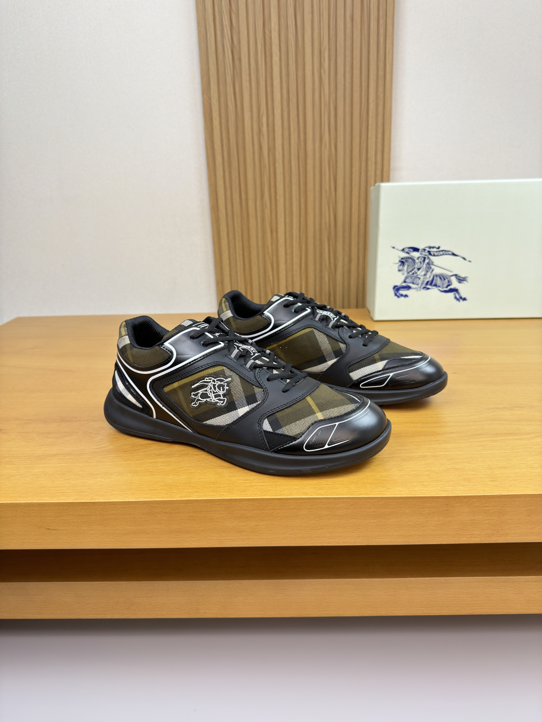 BURBERRY  Sneakers