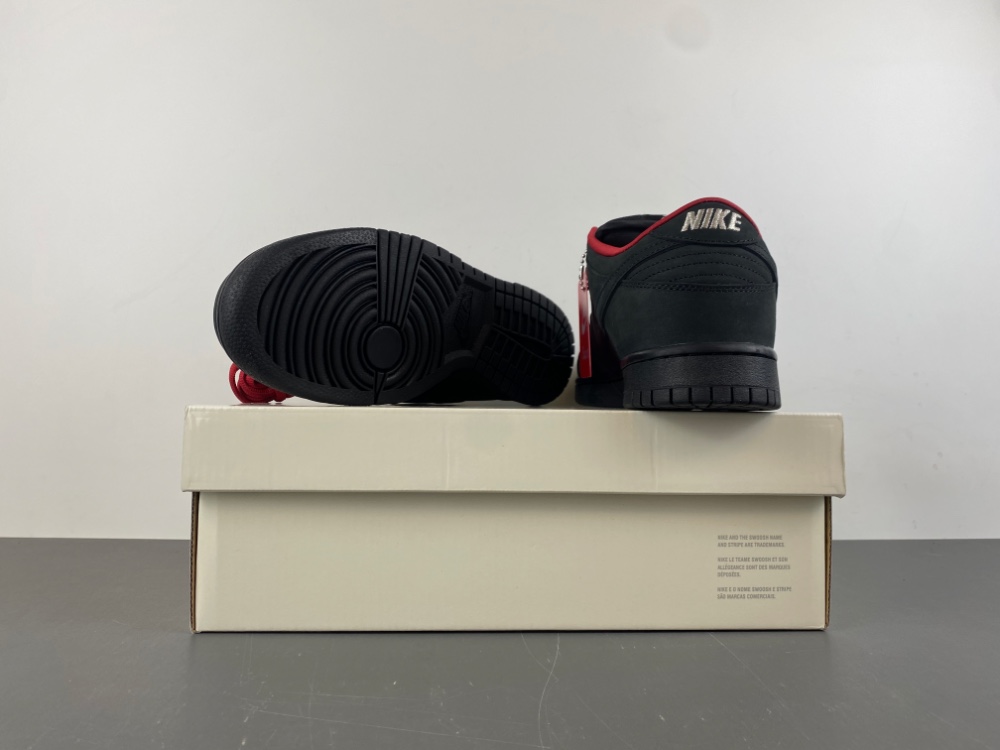 Supreme x Nike SB Dunk Low “Black/Red