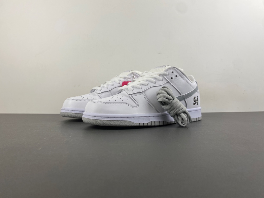 Supreme x Nike SB Dunk Low  HQ8487-100