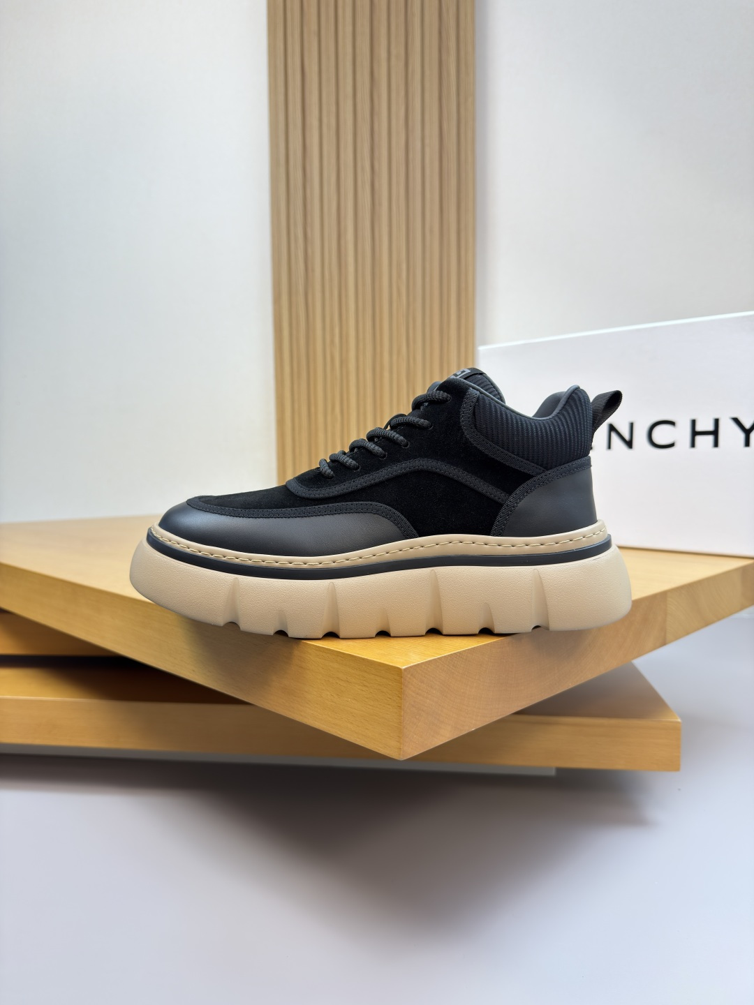 GIVENCHY