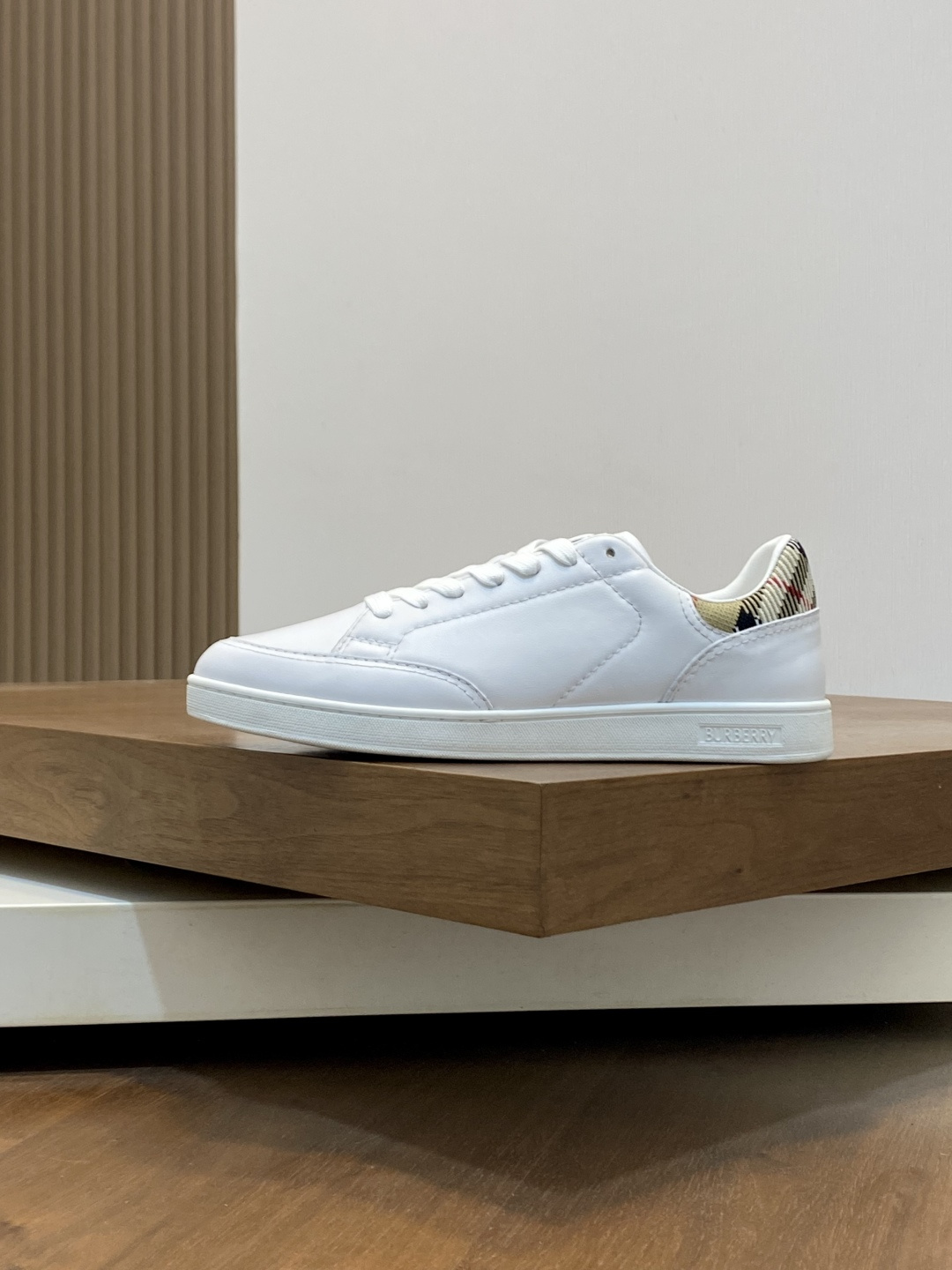 𝐁𝐔𝐑𝐁𝐄𝐑𝐑𝐘  Sneakers
