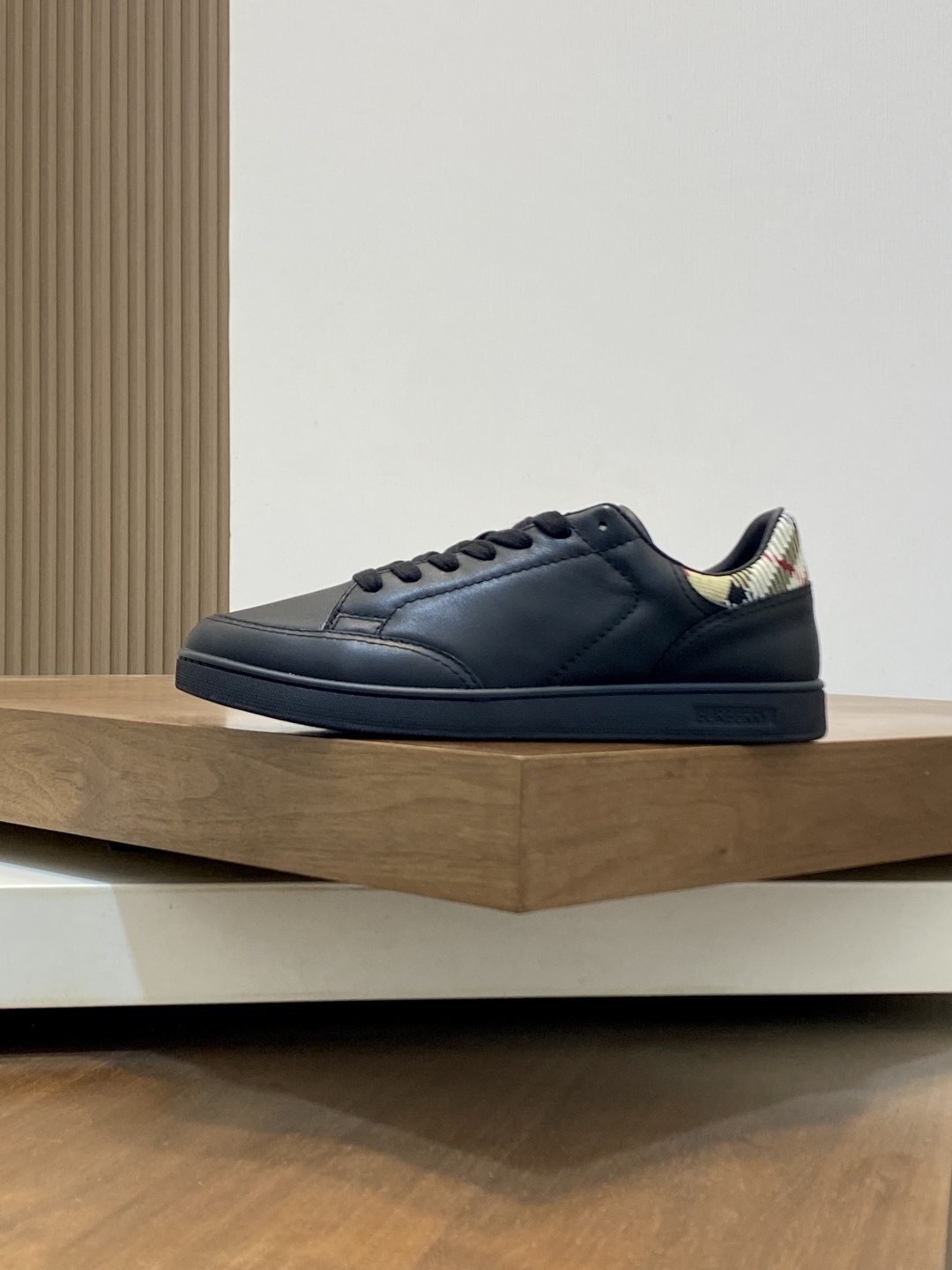 𝐁𝐔𝐑𝐁𝐄𝐑𝐑𝐘  Sneakers
