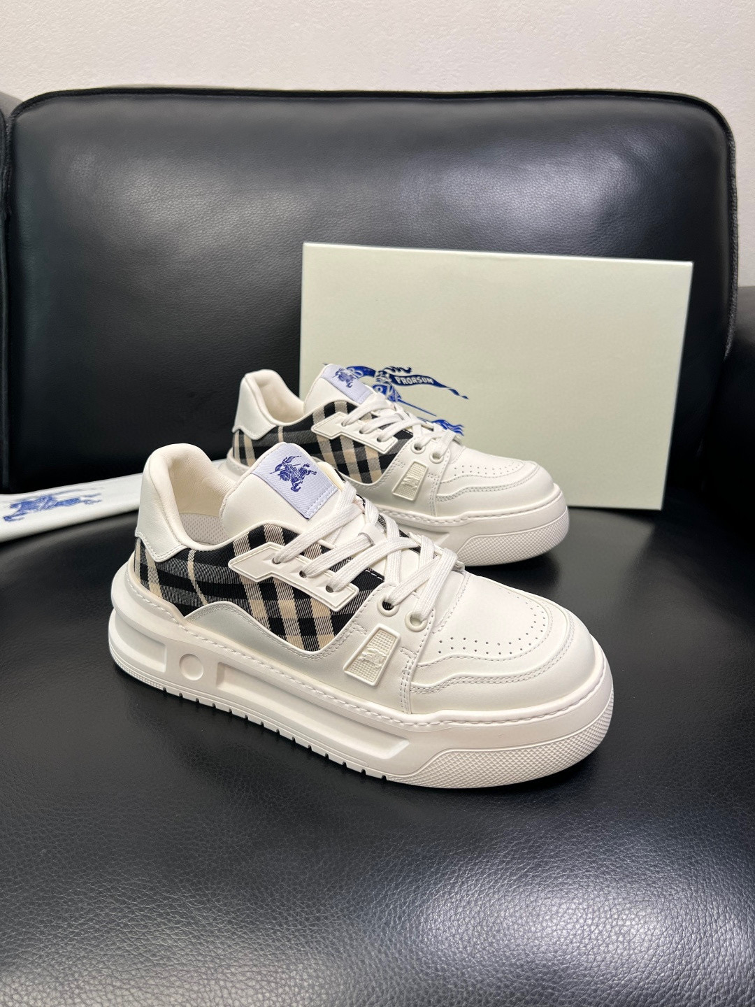 BURBERRY Sneakers