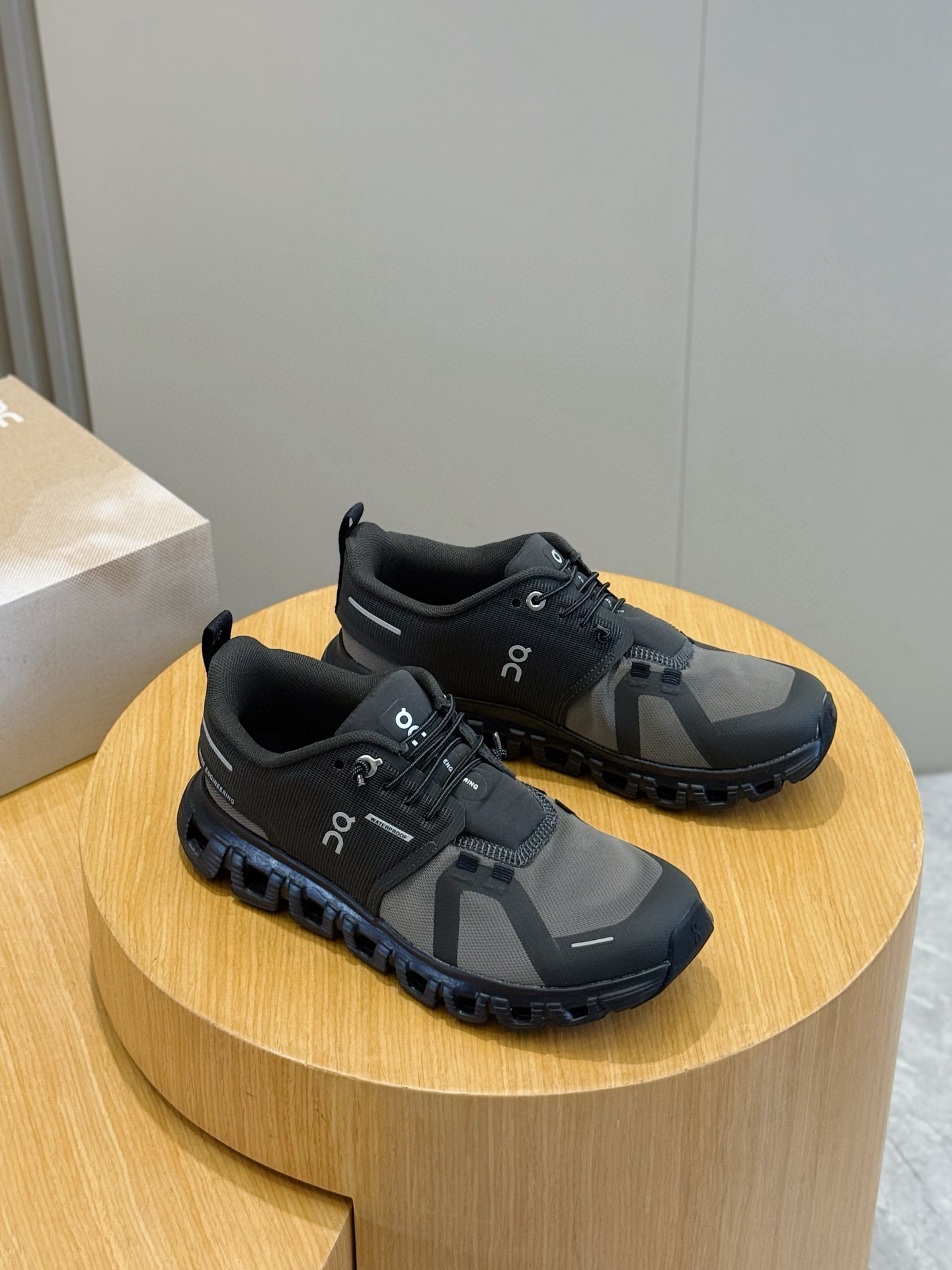 ON Sneakers