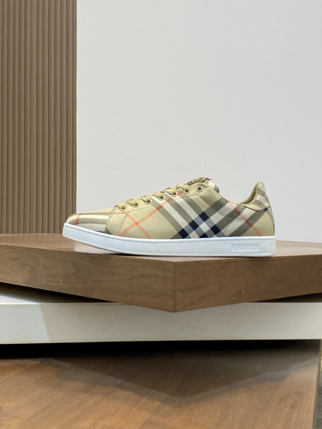 𝐁𝐔𝐑𝐁𝐄𝐑𝐑𝐘  Sneakers