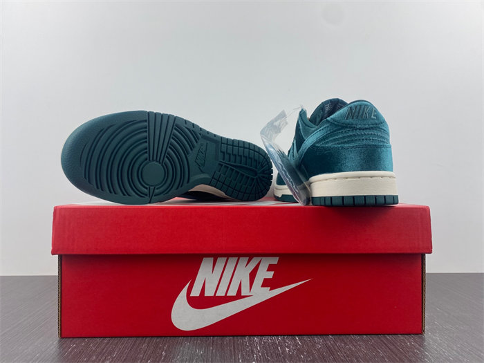 Nike Dunk Low Green Velvet DZ5224-300