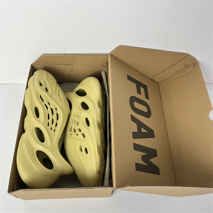 Ad*s yeezy foam rnnr sulfur gv6775