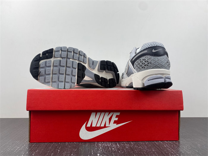 NIKE Air Zoom Vomero 5  FD9919-001