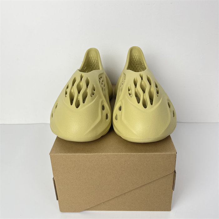 Ad*s yeezy foam rnnr sulfur gv6775