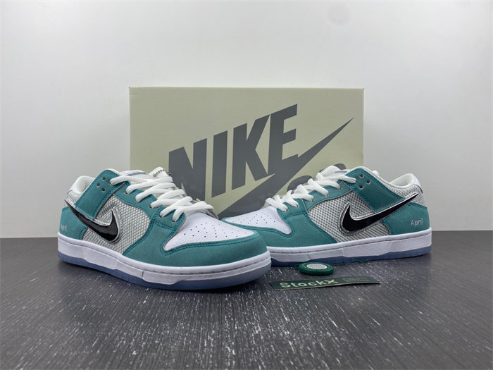 Dunk SDCAI*NIKE SB Low  FD2562-400