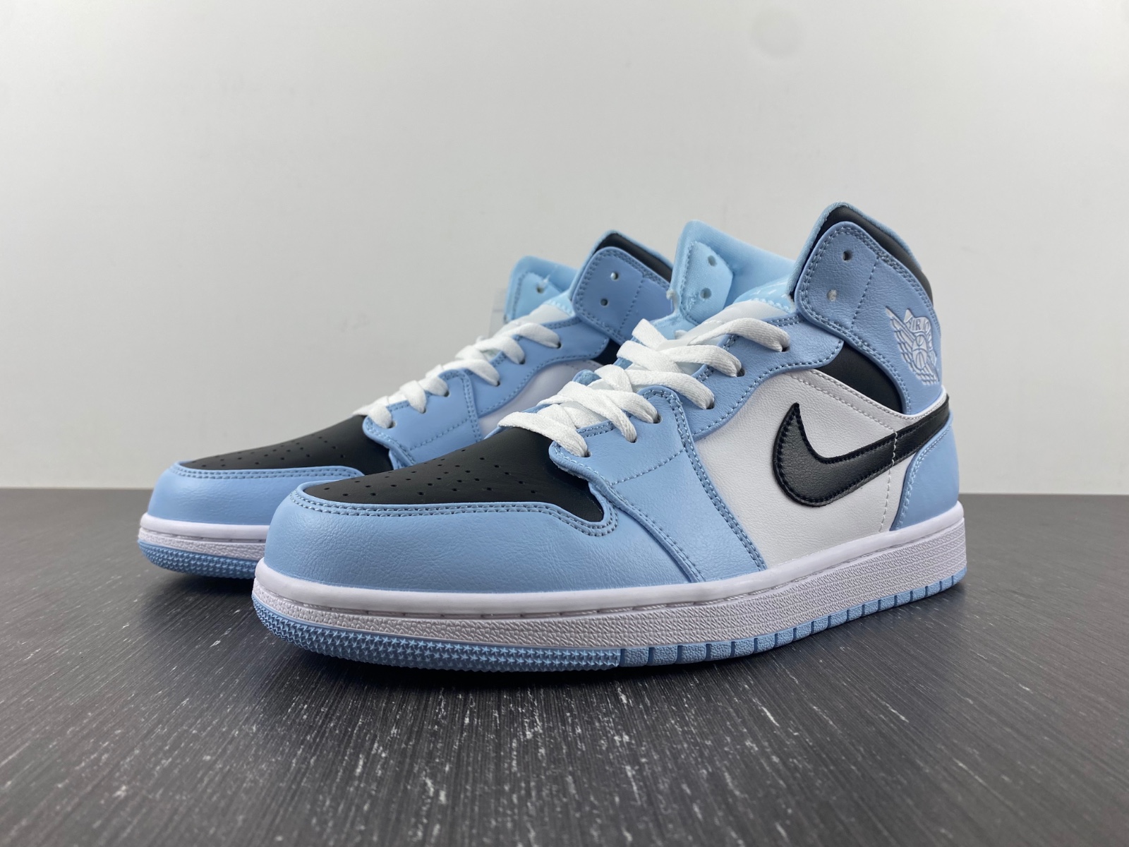 Jordan 1 Mid Ice Blue 555112-401