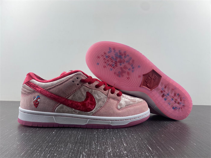 Nike S.B Dunk Low StrangeLove Skateboards  CT2552-800