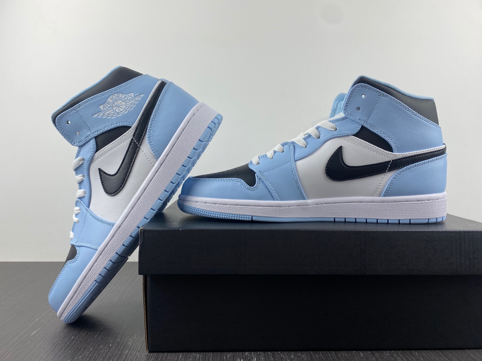 Jordan 1 Mid Ice Blue 555112-401