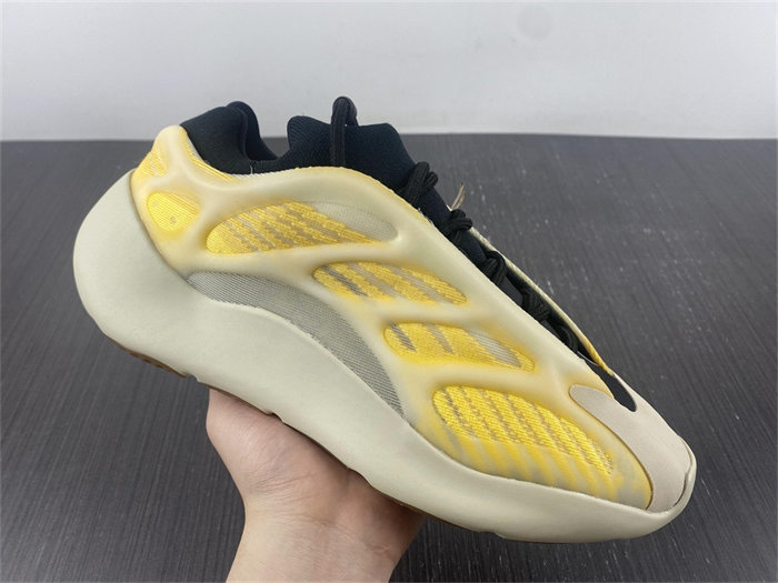 Ad*s yeezy 700 v3 mono safflower hp5425