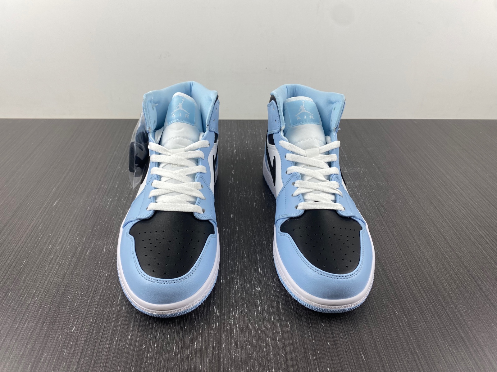 Jordan 1 Mid Ice Blue 555112-401