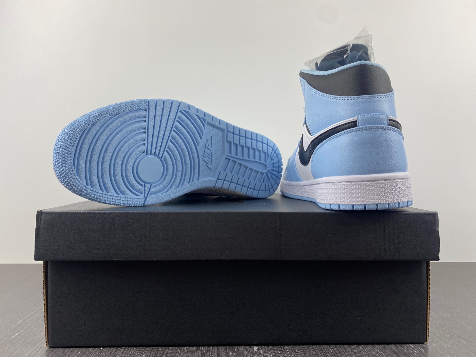 Jordan 1 Mid Ice Blue 555112-401