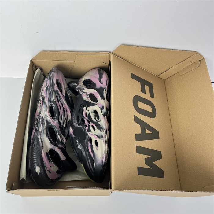 Ad*s yeezy foam rnr mx carbon ig9562