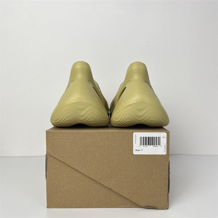 Ad*s yeezy foam rnnr sulfur gv6775