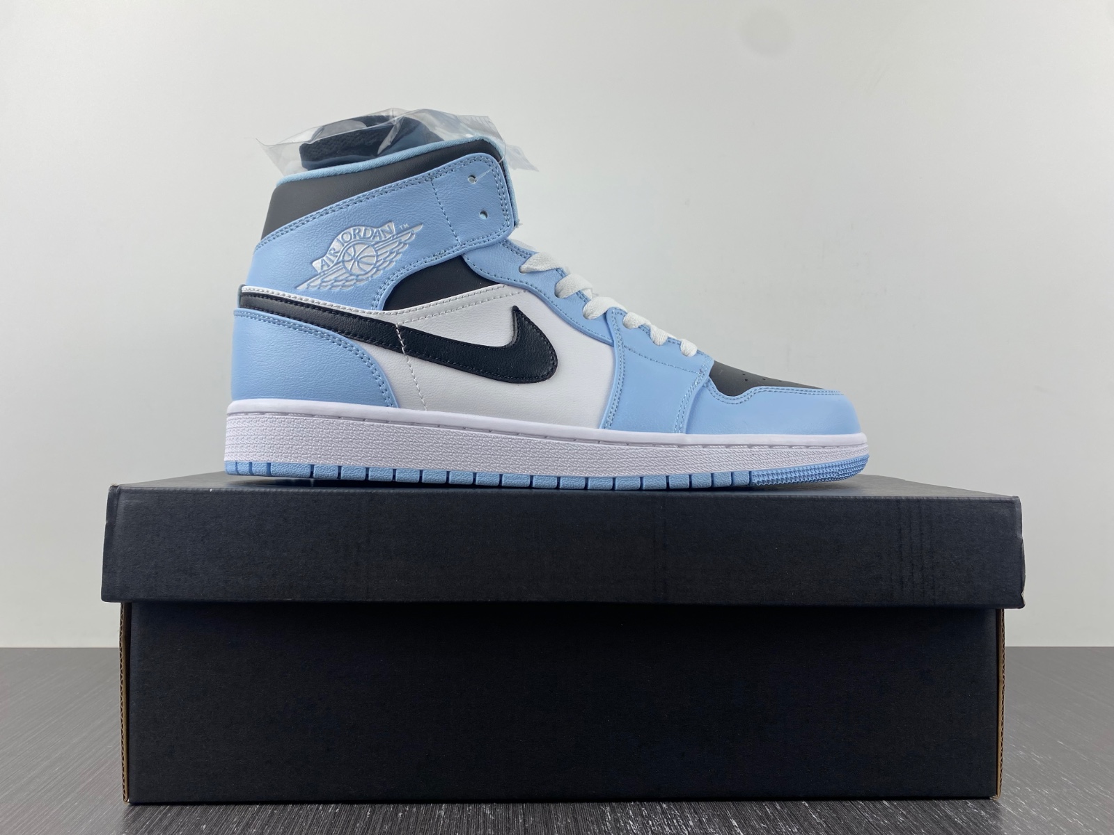 Jordan 1 Mid Ice Blue 555112-401