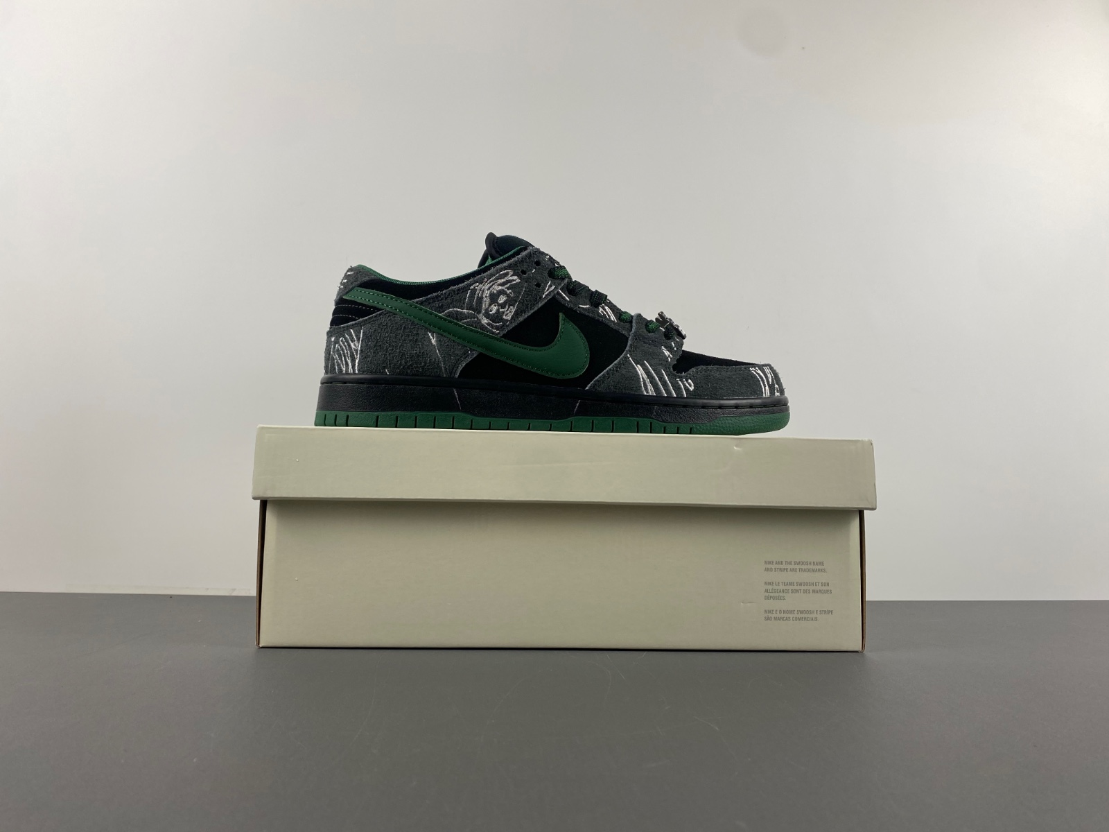 Nike SB Dunk Low There Skateboards HF7743-001