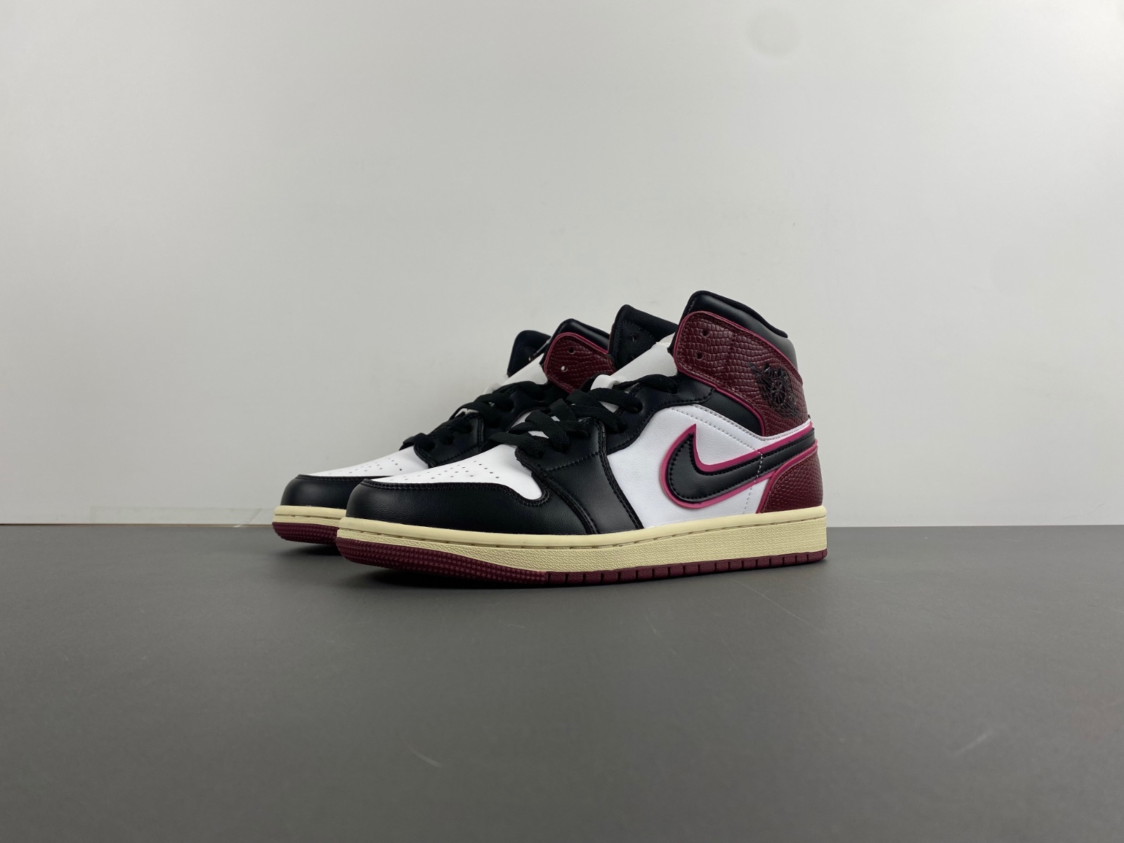 AIR JORDAN 1 MID  FQ7818-101