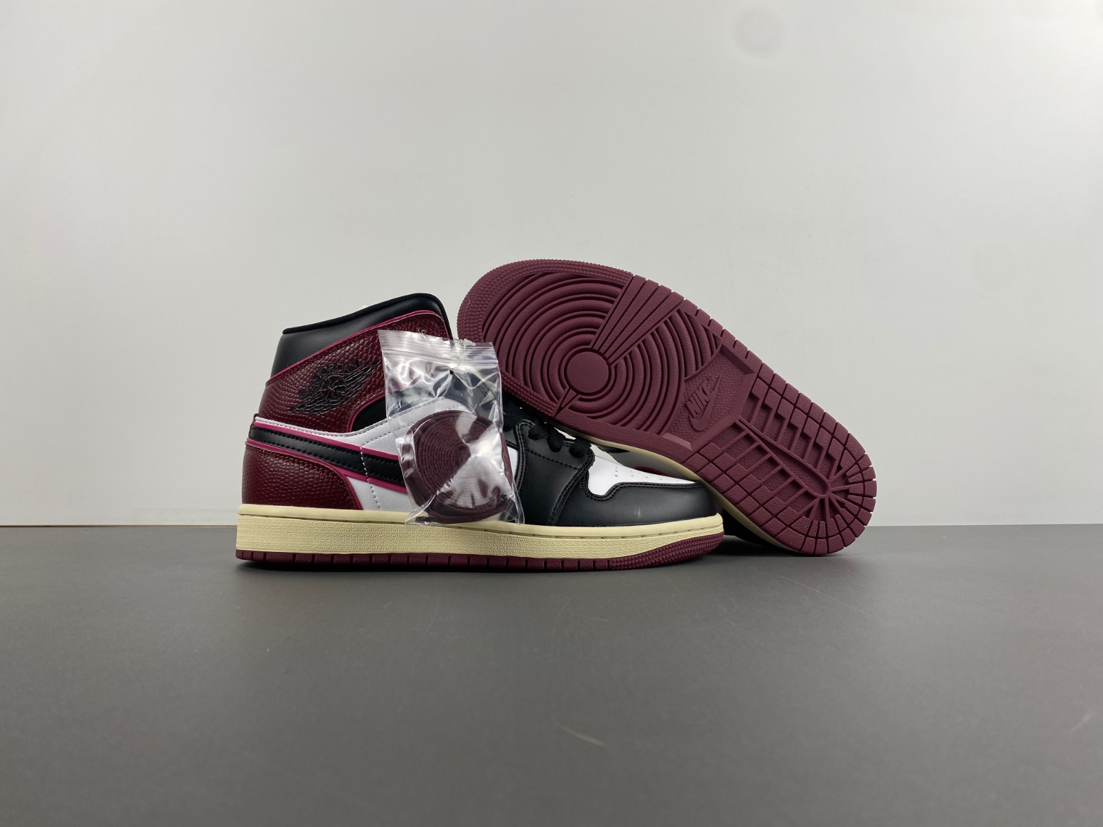 AIR JORDAN 1 MID  FQ7818-101