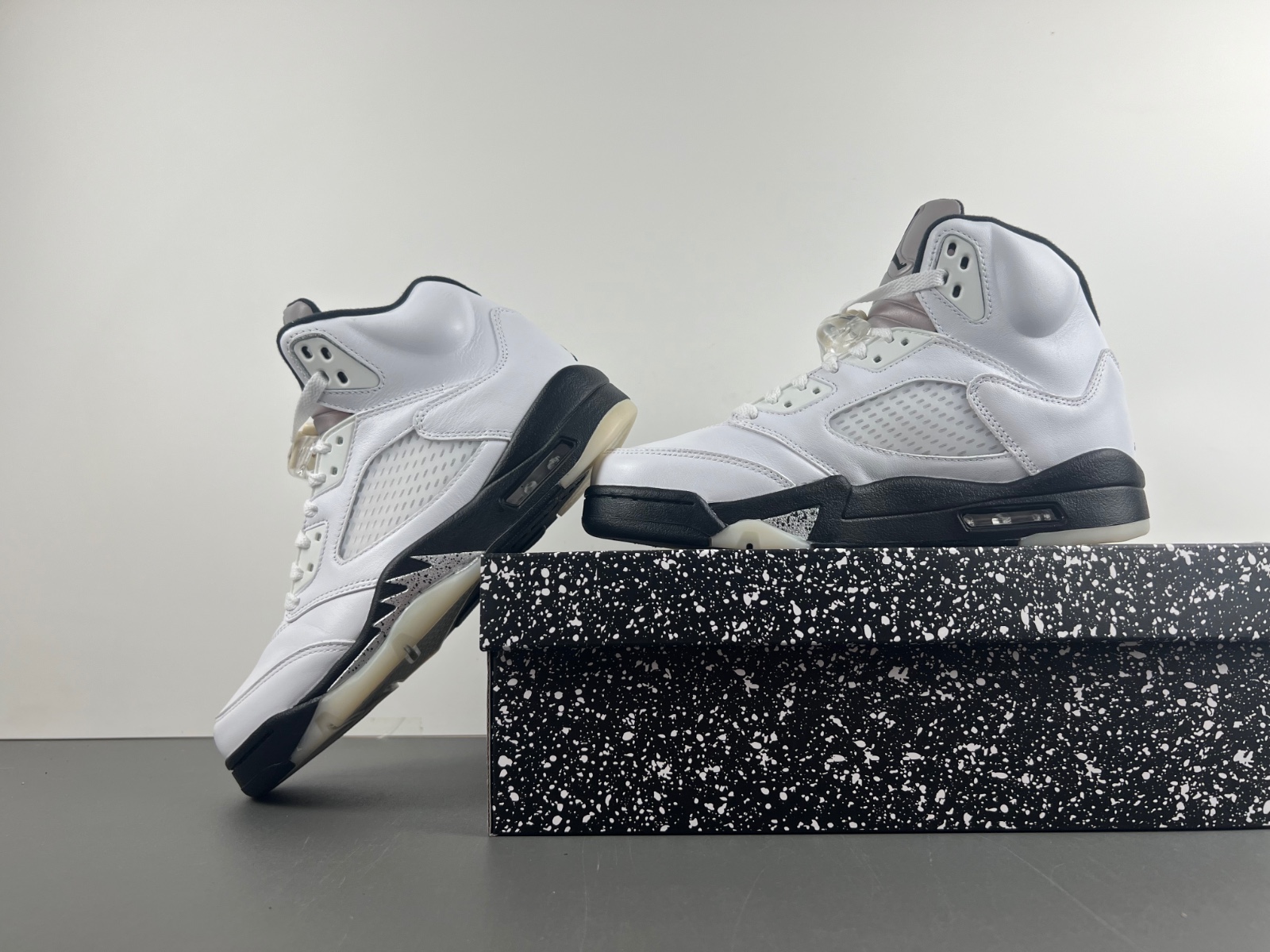 Jordan 5 Retro Reverse Metallic DD0587-110.