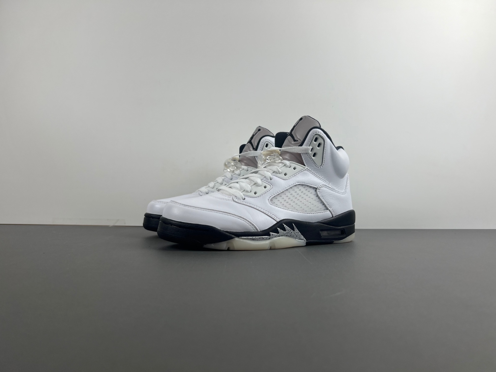 Jordan 5 Retro Reverse Metallic DD0587-110.