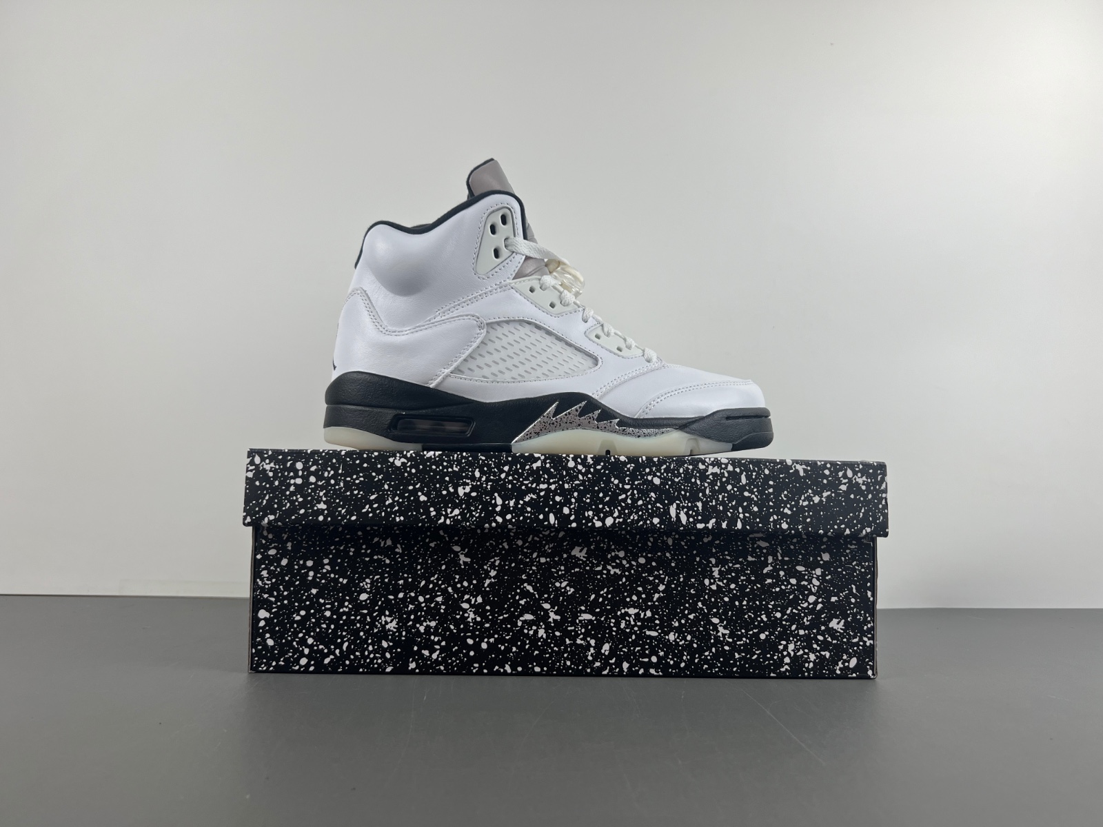 Jordan 5 Retro Reverse Metallic DD0587-110.