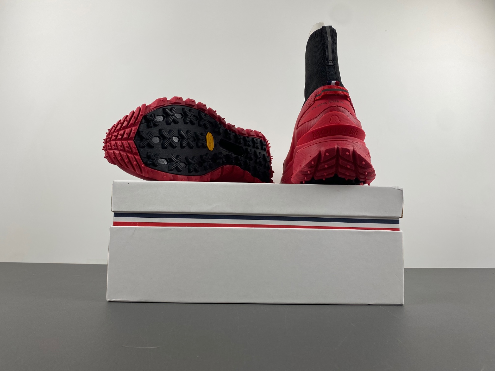 Moncler Trailgrip Black red