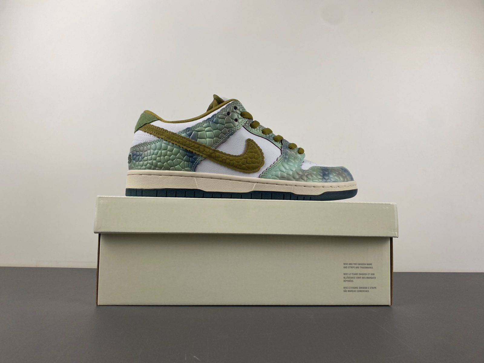 Nike SB Dunk Low Alexis Sablone Chameleon HJ3386-300