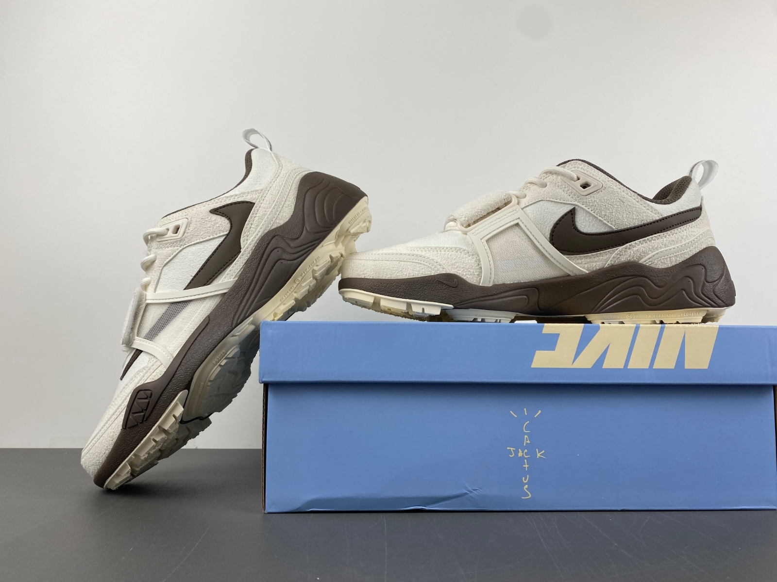 Nike Travis Scott x Nike Zoom Field Jaxx HQ3061-101