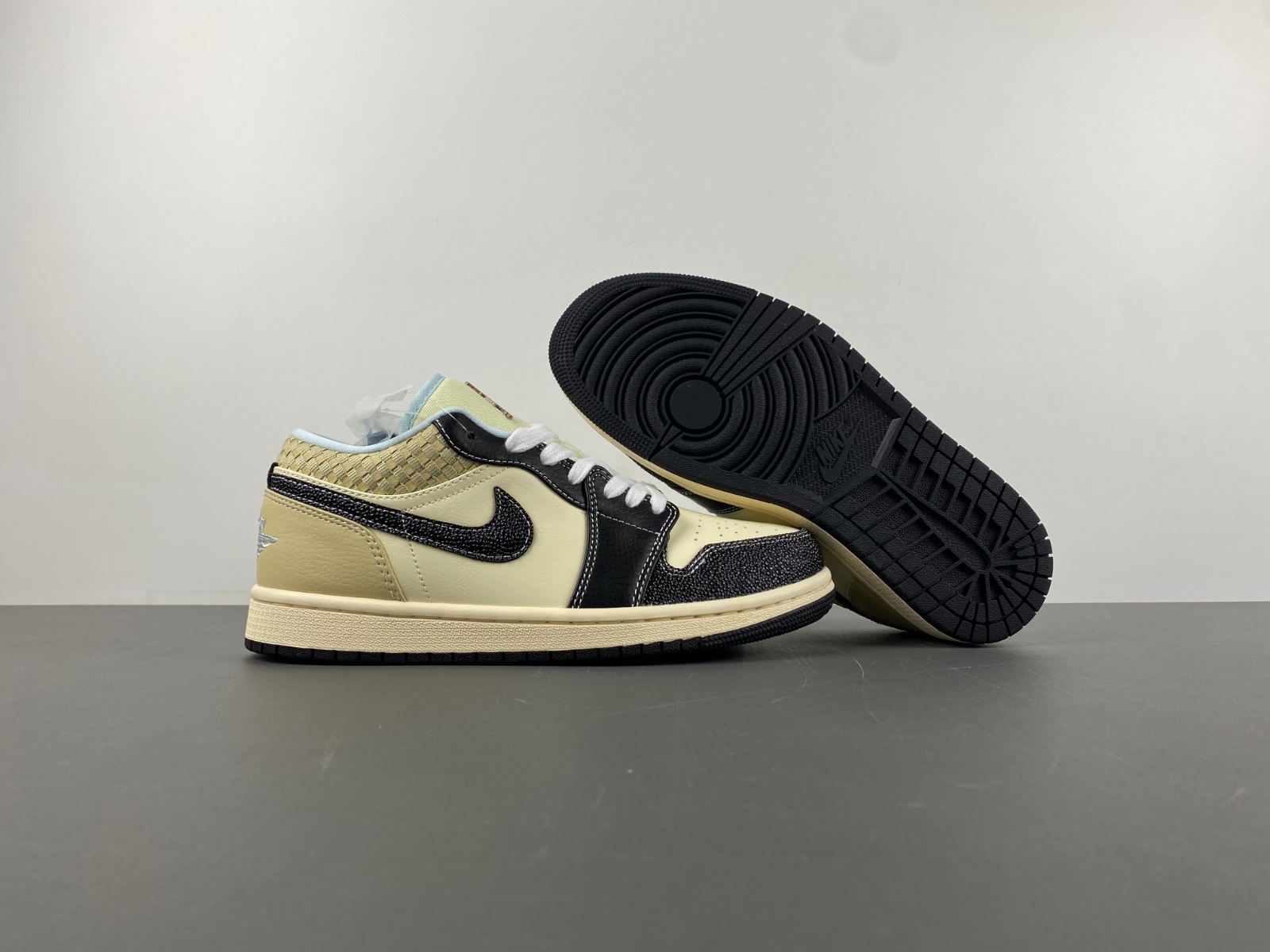 Air Jordan 1 Low HQ3437-101