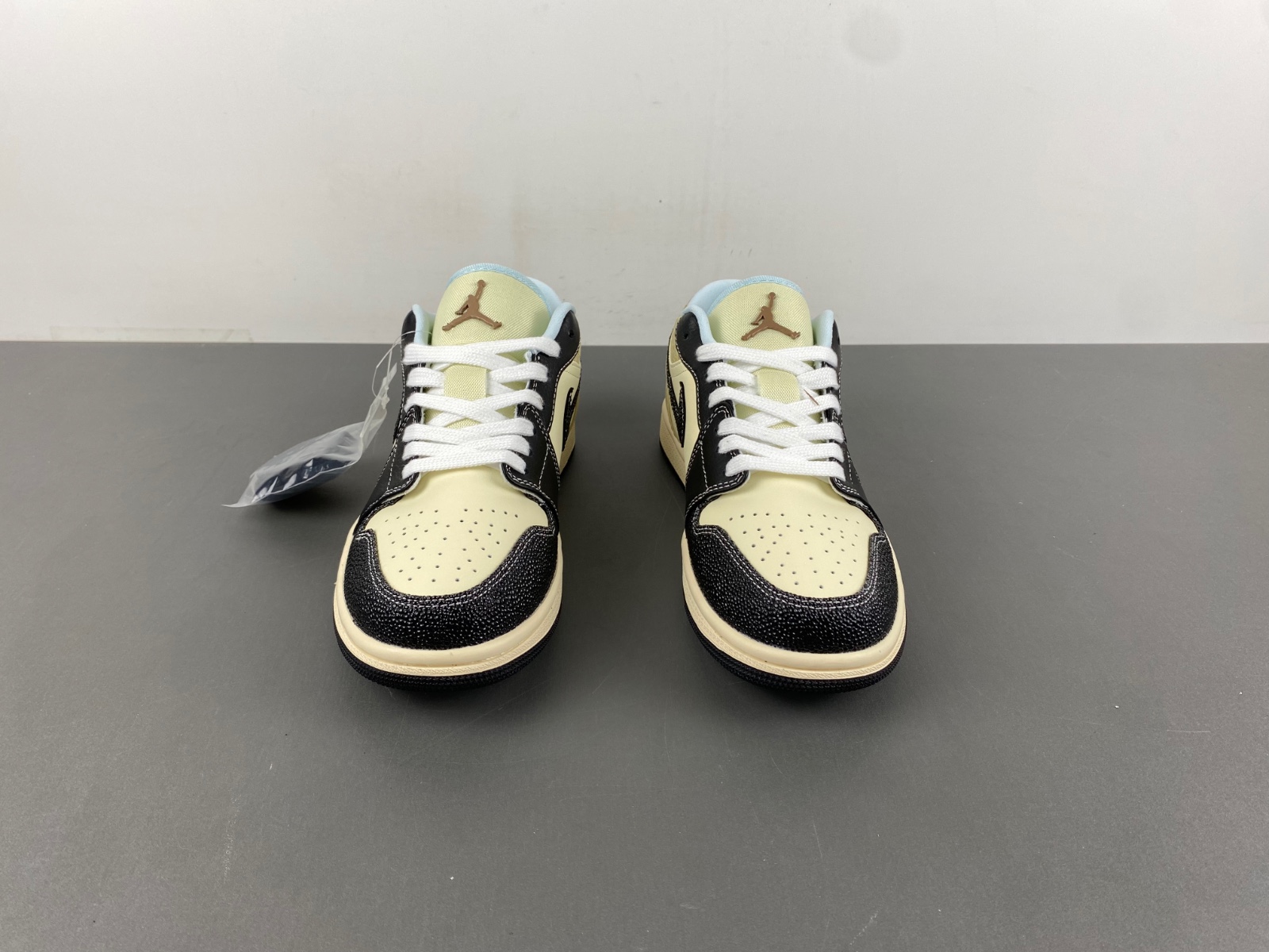 Air Jordan 1 Low HQ3437-101